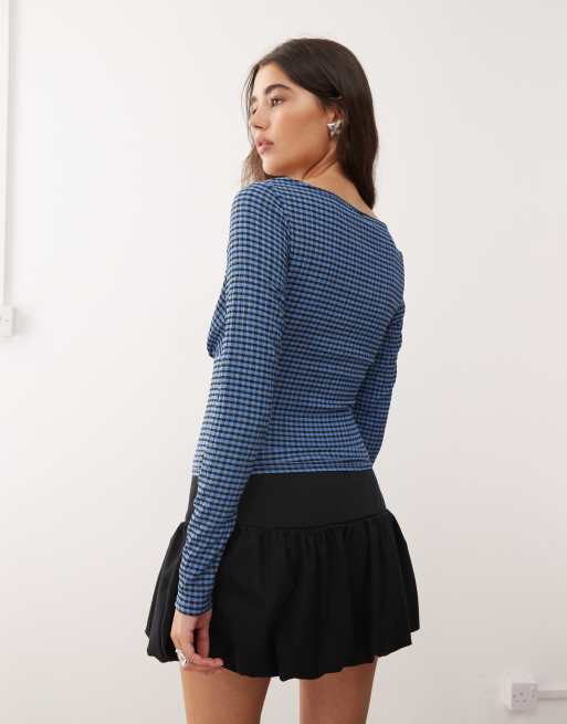 COLLUSION - Blå og tekstureret top med halsudskæring og gingham-tern, 2 af 4