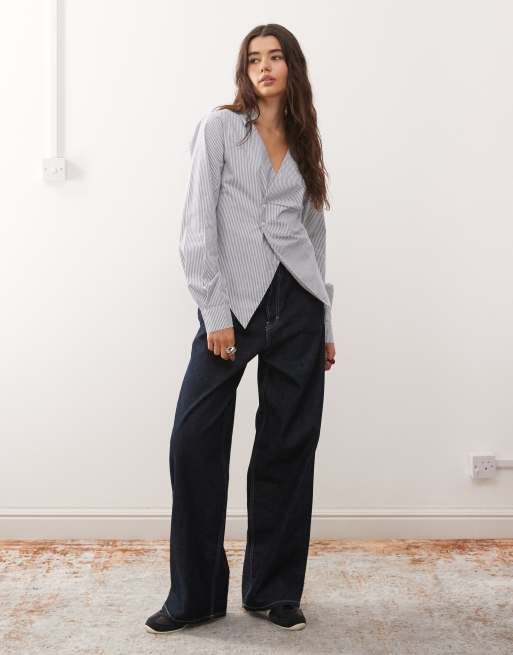 COLLUSION – Blau gestreifte Hemdbluse mit tailliertem Wickeldesign, 2 von 4