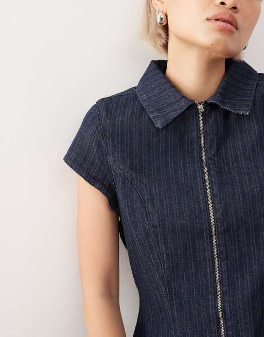 COLLUSION – Blaues, figurbetontes Jeanskleid im 90er-Stil mit tiefer Taille und Streifen, 2 von 4