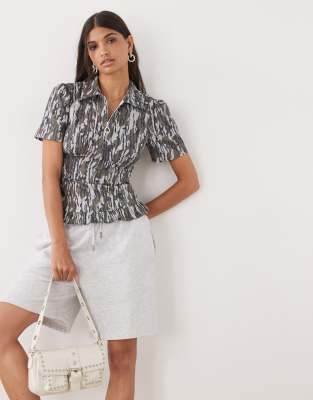 COLLUSION - Bluse mit geraffter Taille und Military-Muster-Bunt
