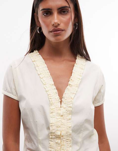 COLLUSION Bluse mit Rüschen-Detail und kurzen Ärmeln in Buttermilk - view 1