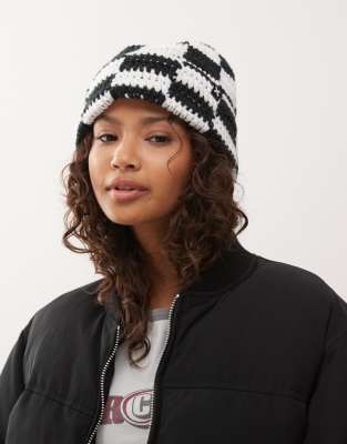 COLLUSION - Bonnet en maille au crochet à carreaux - Noir et écru-Multicolore