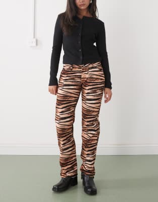 COLLUSION - Bootcut-Jeans mit niedrigem Bund, schmalem Schnitt und Tigerfellmuster-Bunt
