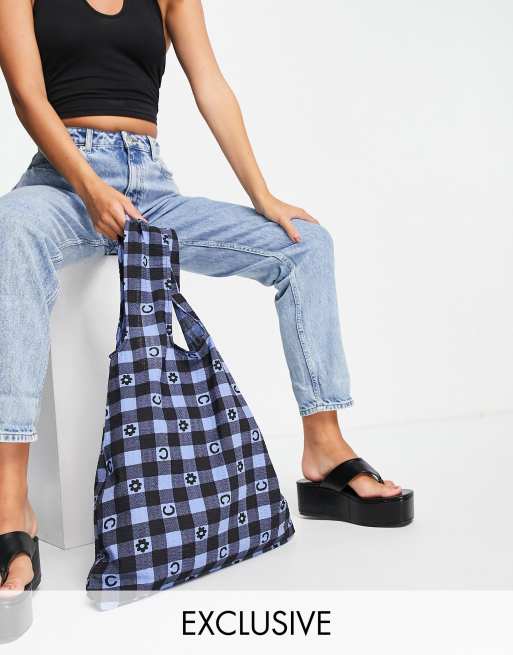 COLLUSION - Coordinato con reggiseno a top, camicia oversize e pantaloni in seersucker blu a quadretti , 4 di 4