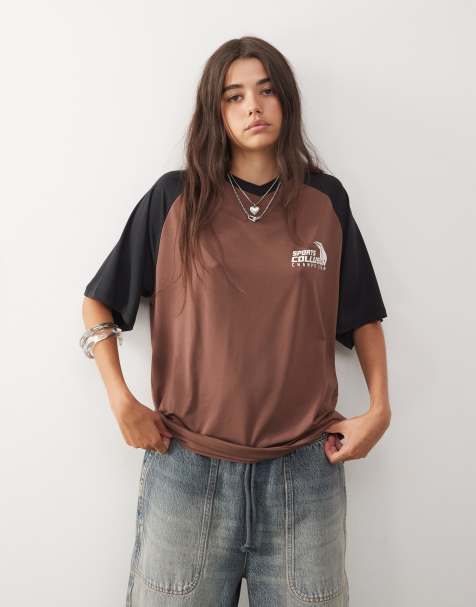 COLLUSION – Brązowy T-shirt oversize z dekoltem w szpic i wstawkami - view 1