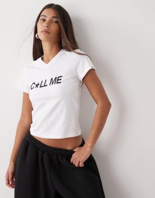COLLUSION - Knapp geschnittenes, kurzärmliges T-Shirt mit „Call me"-Slogan-Weiß