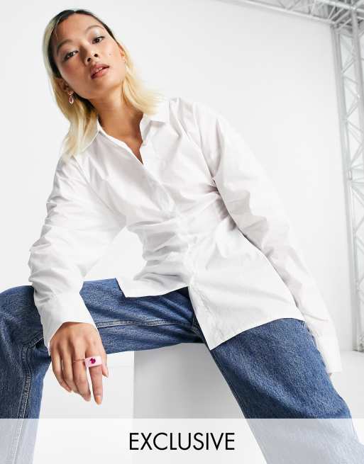COLLUSION Camicia bianca taglio lungo aperta sul retro stretta in vita ASOS