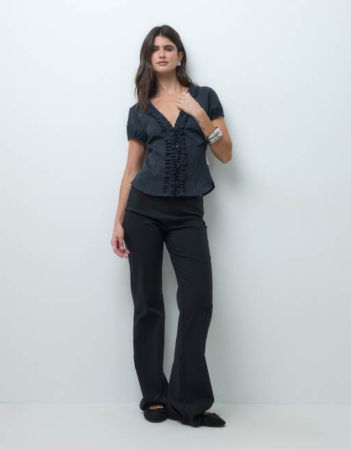 COLLUSION camicia con scollo a V basso e volant a righe sottili blu navy, 2 di 4