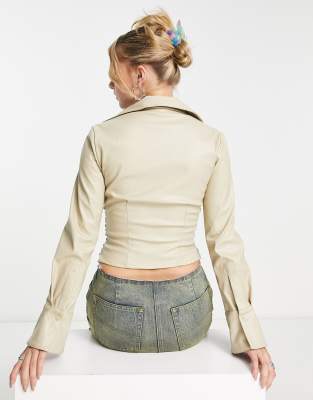 Camicia corta in pelle sintetica écru aderente con arricciature-Marrone - Collusion Camicia donna  - immagine3