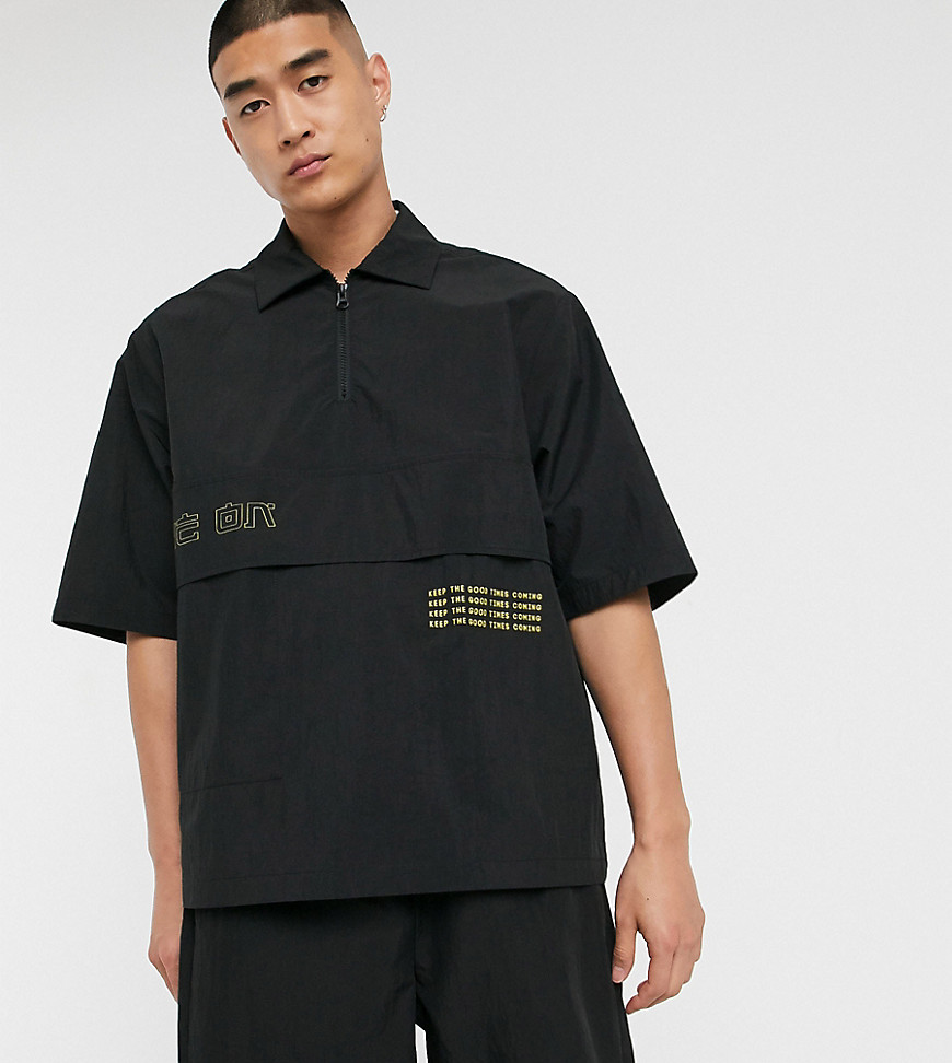 COLLUSION - Camicia in nylon nera con scritta in plastisol-Nero
