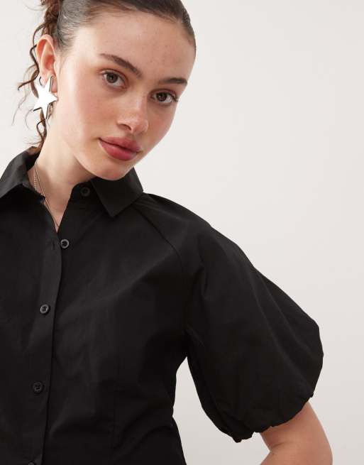 COLLUSION Camicia nera stretta in vita e con maniche a sbuffo in