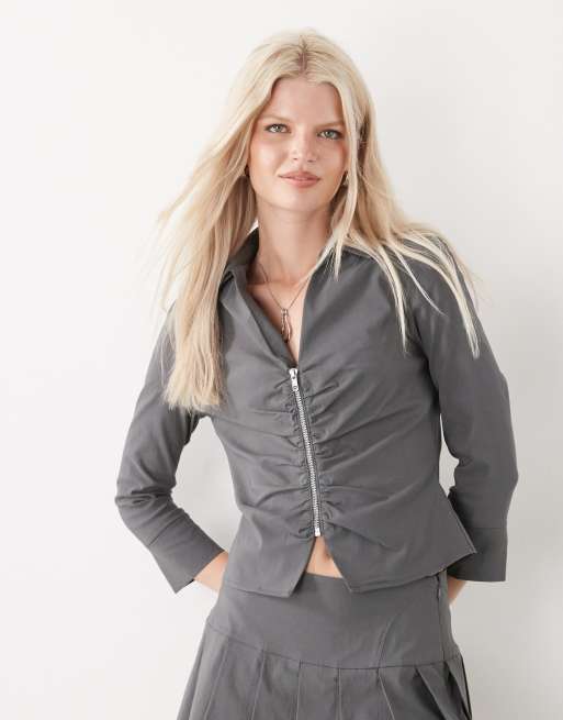 COLLUSION - Camicia sartoriale aderente grigia arricciata in bengalina in coordinato, 2 di 4