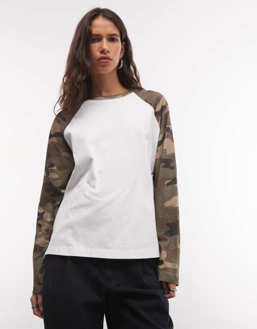 COLLUSION - camiseta boxy de manga larga raglán en blanco con estampado camuflaje, 2 de 4