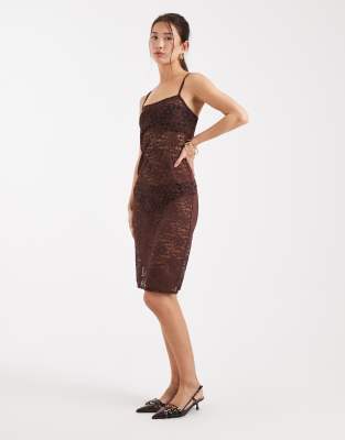 COLLUSION - Camisole-Kleid aus transparenter Spitze in Schokobraun mit eckigem Ausschnitt-Brown