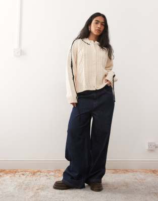 COLLUSION - Cardigan in maglia lavorata a trecce color crema con cuciture spesse a contrasto