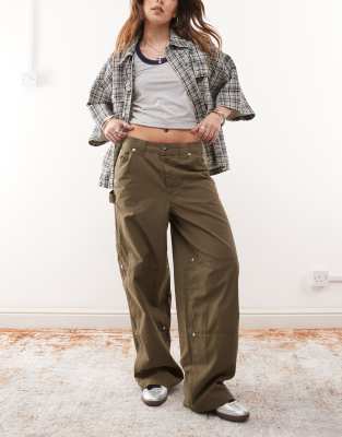 carpenter pants with contrast stitch in khaki-Green