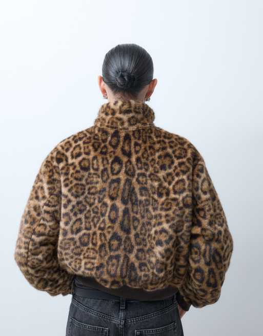 COLLUSION chaqueta de piel sintética con cuello alzado y cremallera en leopardo, 2 de 5