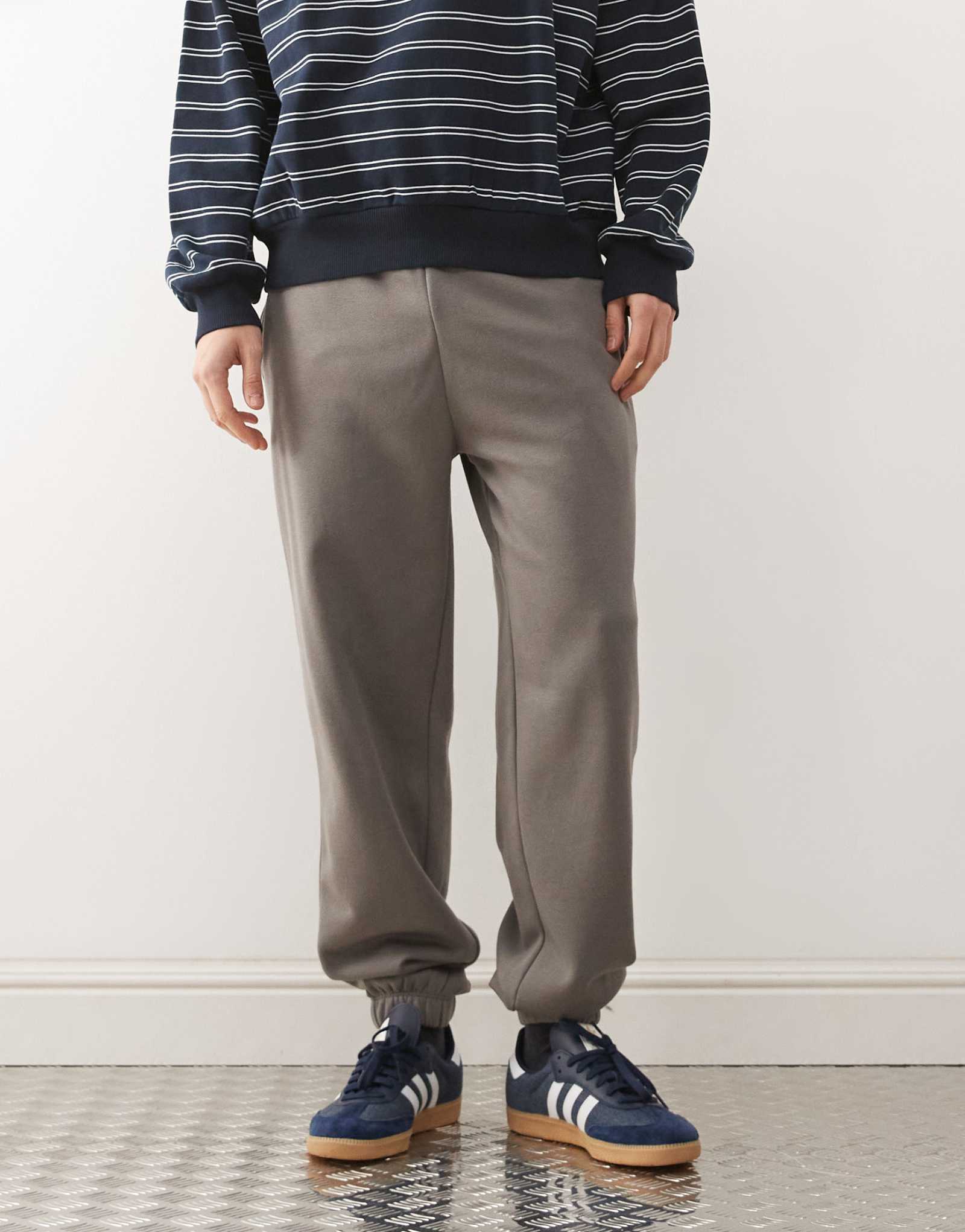 Спортивные брюки с манжетами темно-серого цвета 