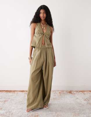 Collusion Cheesecloth Balloon Beach Pants In Green