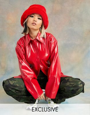 Femme COLLUSION - Chemise à manches cocon en vinyle - Rouge