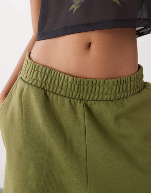 COLLUSION – Circular Design Collection – Kakifärgade mjukisshorts i lång modell, 2 av 4