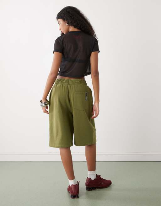COLLUSION – Circular Design Collection – Kakifärgade mjukisshorts i lång modell, 3 av 4