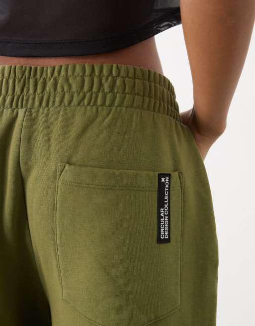 COLLUSION – Circular Design Collection – Kakifärgade mjukisshorts i lång modell, 4 av 4
