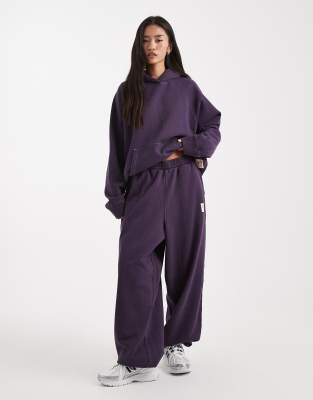 COLLUSION - Circular Design Collection - Schwere Oversize-Jogginghose in verwaschenem Aubergine-Marineblau