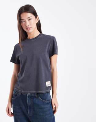 COLLUSION - Circular Design Collection - Tailliertes, knapp geschnittenes T-Shirt in verwaschenem Schwarz