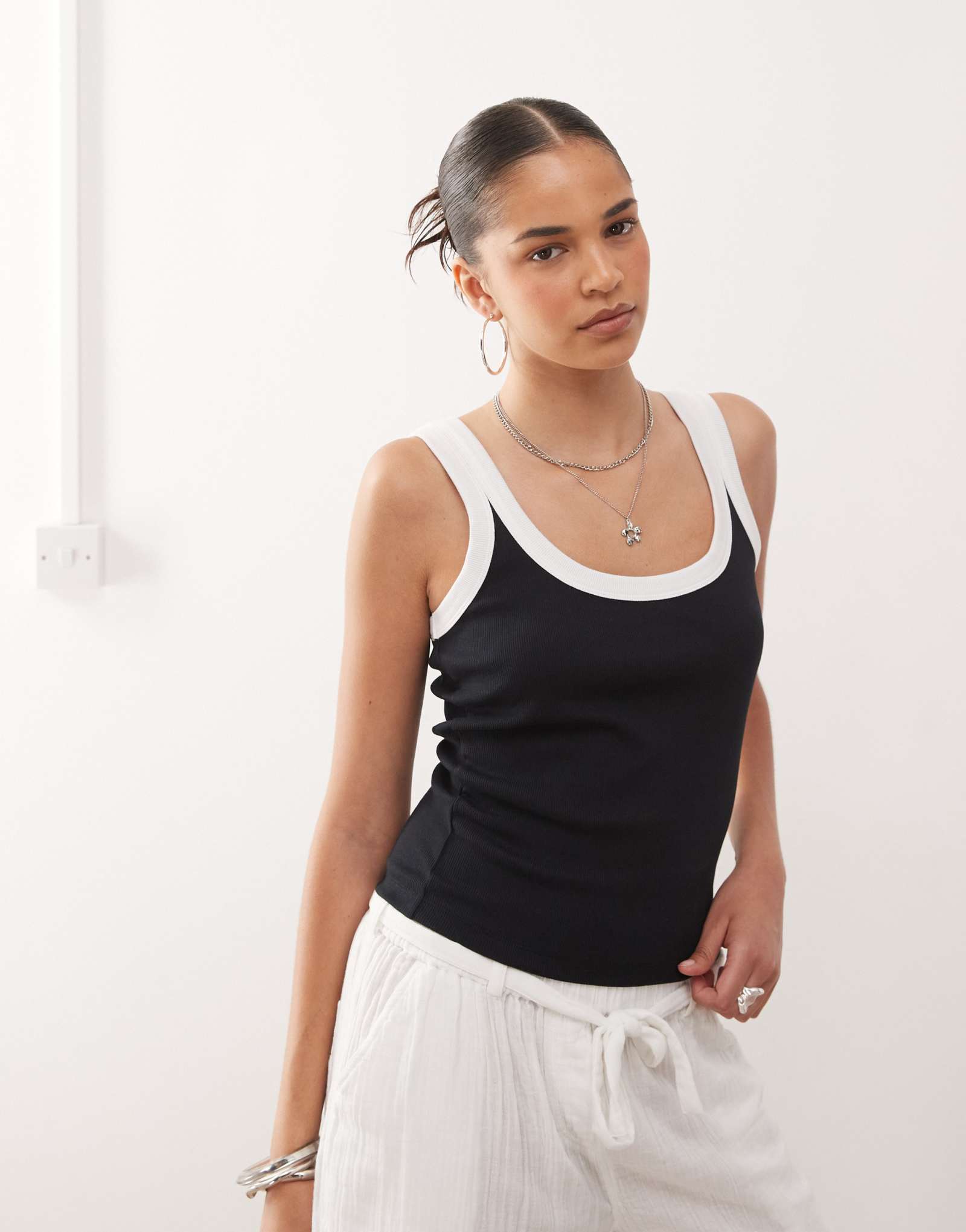 Контрастная вязаная майка COLLUSION из овального трикотажа в рубчик с кислотной стиркой черного цвета