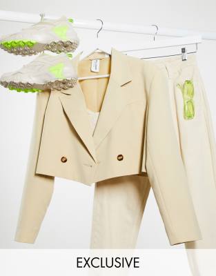 COLLUSION cropped blazer in tan-Pink