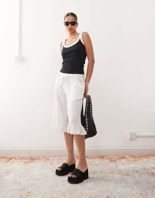 COLLUSION - Cropped Hose in Weiß mit Rüschensaum