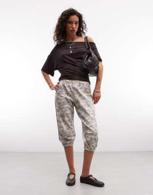 Collusion Cuffed Capri Sweatpants In Neutral