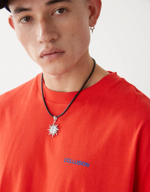 COLLUSION – Czerwony T-shirt z niebieskim nadrukiem ze współrzędnymi, 4 z 4