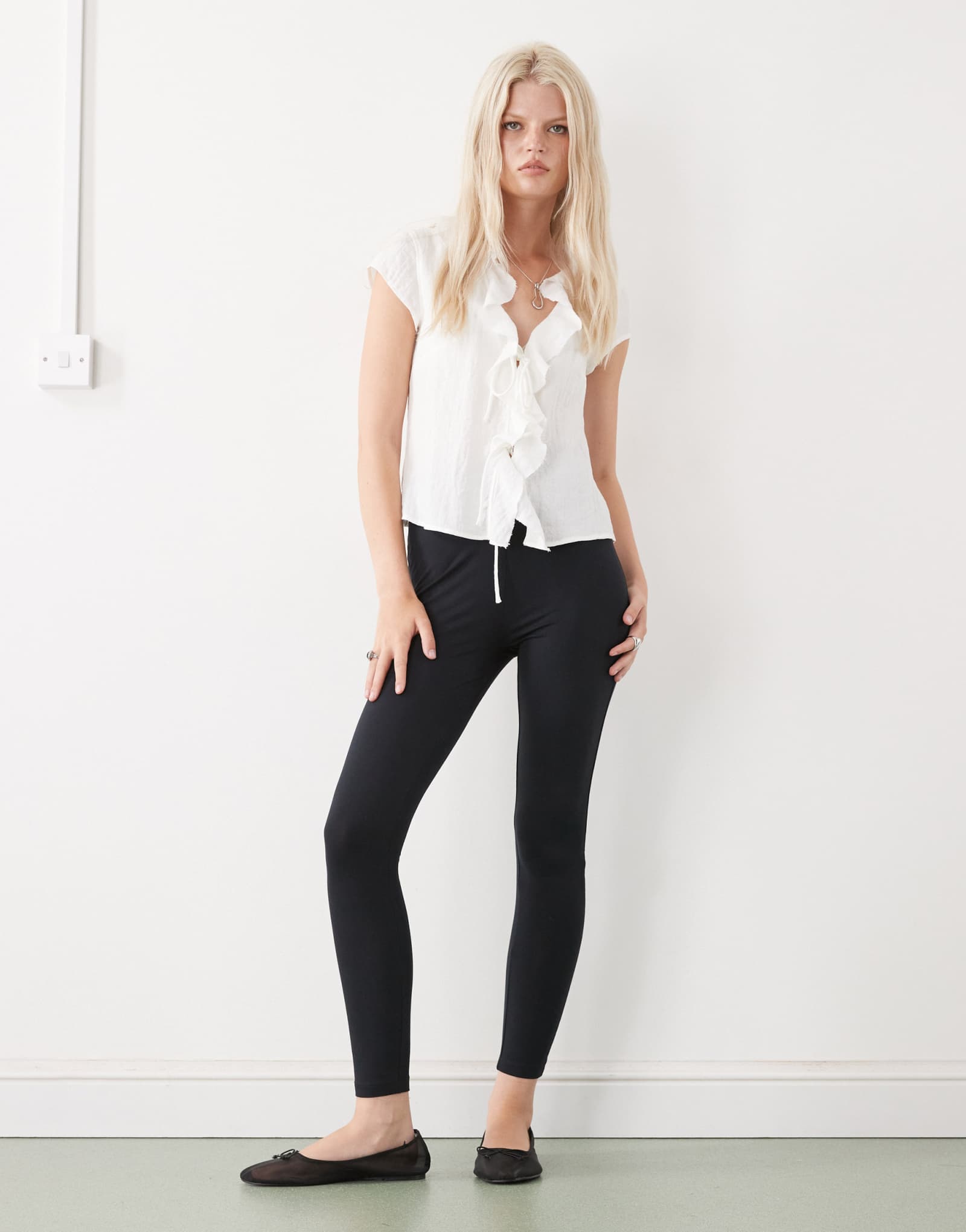 Черные леггинсы с глубоким поясом COLLUSION