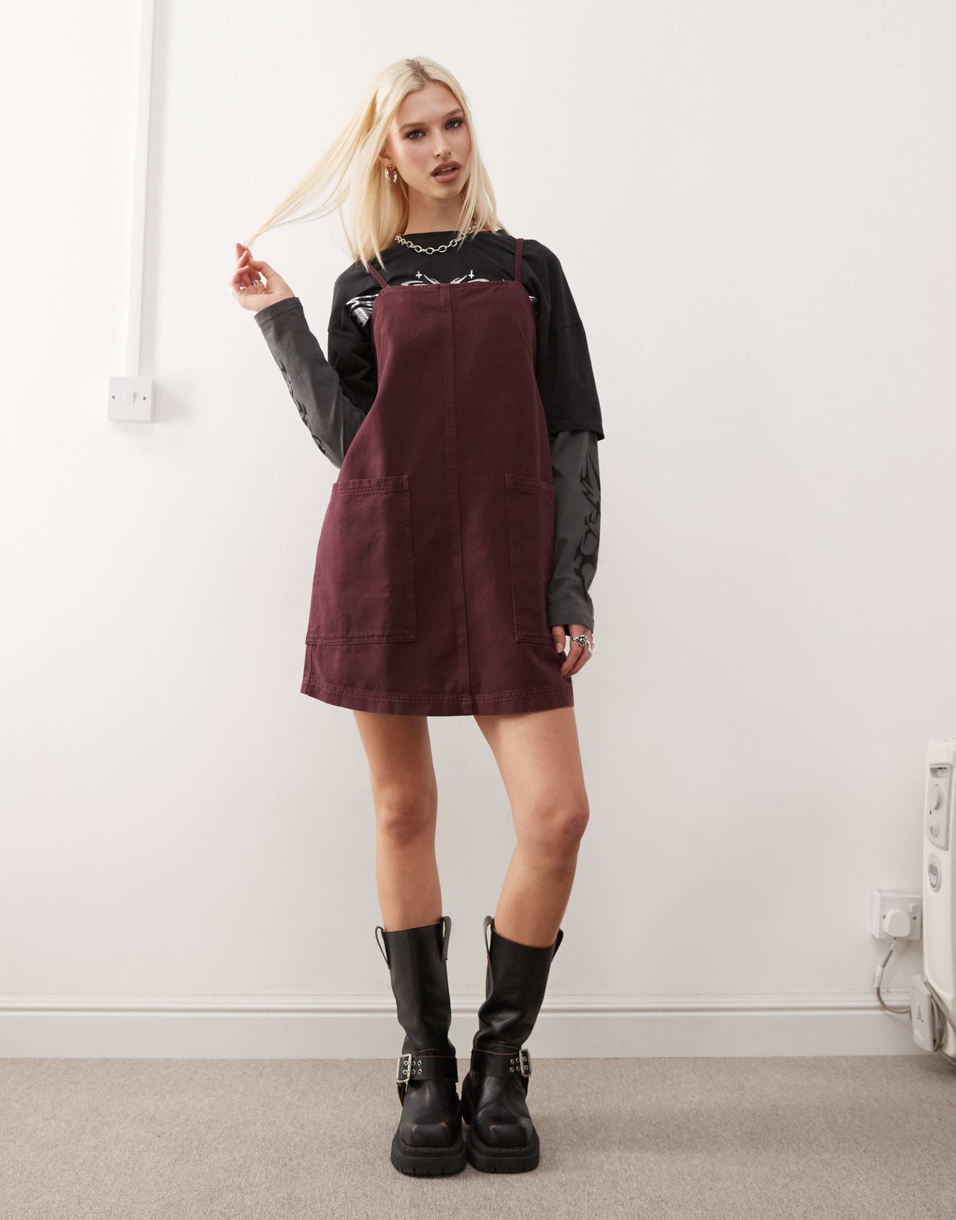 collusion denim pinny dress in burgundy