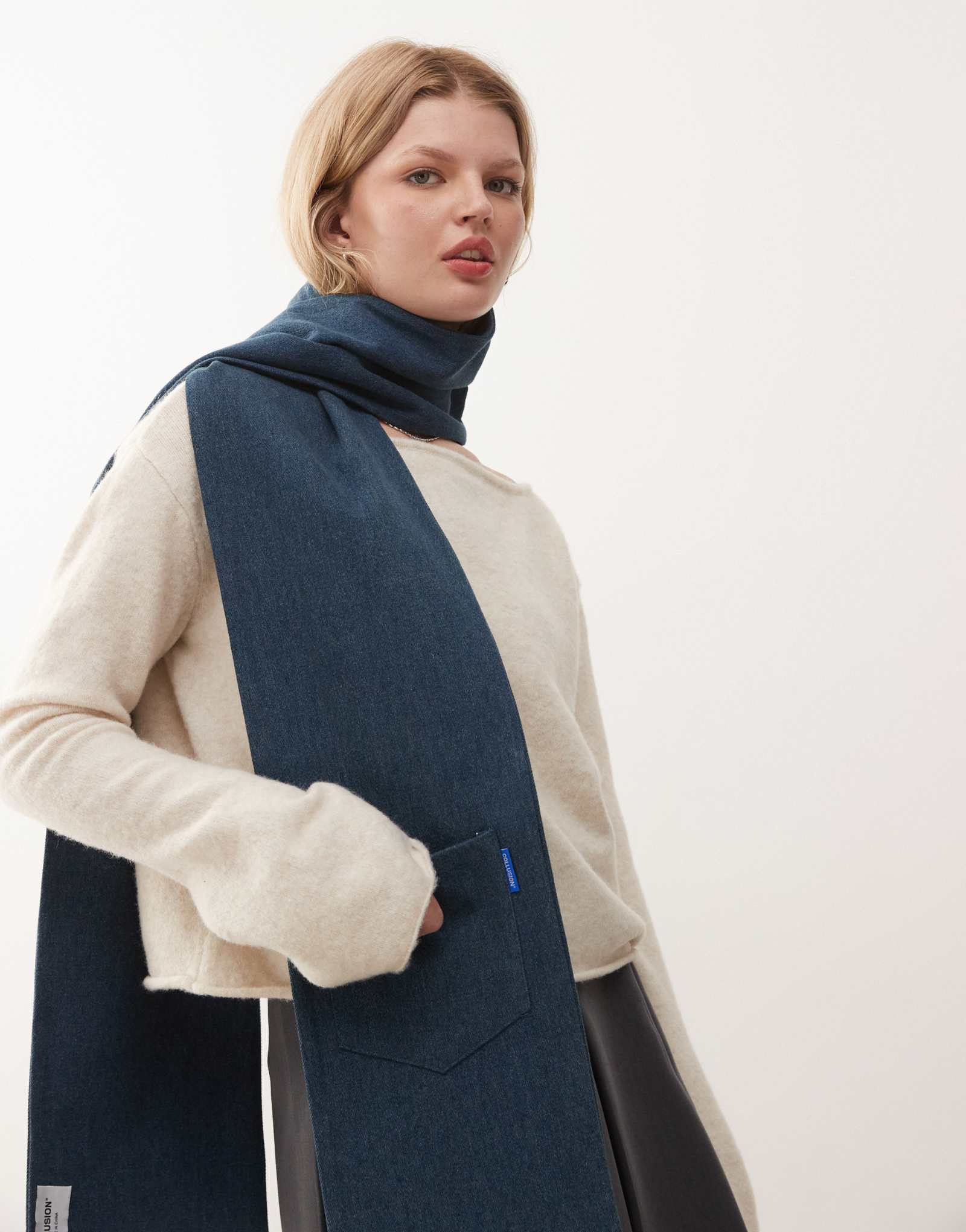 Джинсовый шарф COLLUSION синего цвета средней стирки