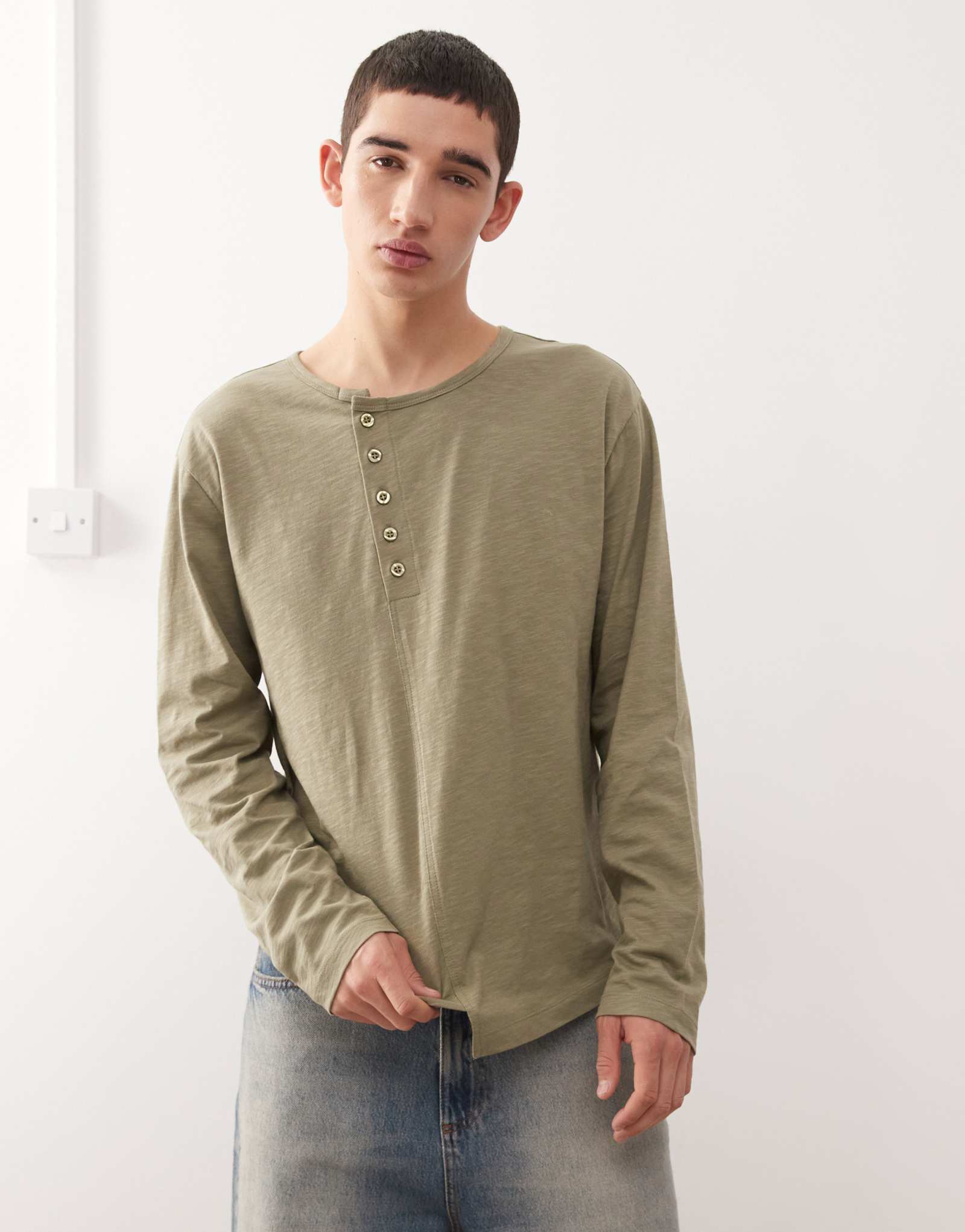 Искаженная сговором коричневая футболка henley