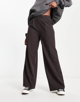 COLLUSION - Elegante Baggy-Hose in Braun mit Nadelstreifen-Brown