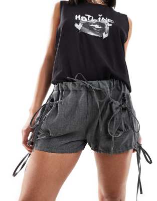 COLLUSION - Elegante Bloomer-Shorts in Anthrazit mit Schleifendetails-Grau