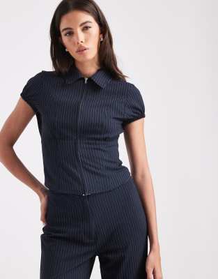 COLLUSION - Elegante Hemdbluse in Marineblau mit Nadelstreifen und Reißverschluss vorn