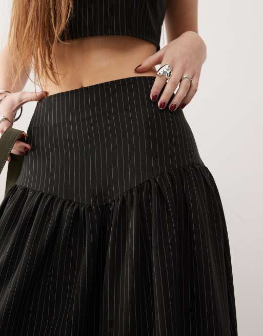 COLLUSION – Eleganter Midirock in Schwarz mit Nadelstreifen und tief angesetzter Taille, Kombiteil, 3 von 5