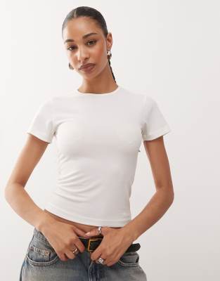 COLLUSION - Elevated - Halbtransparentes T-Shirt in Ecru mit knappem Schnitt-Weiß