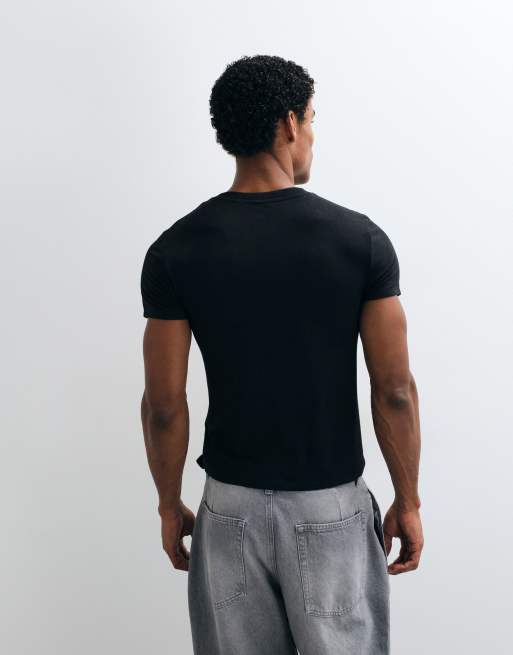 COLLUSION eng anliegendes T-Shirt mit kurzen Ärmeln in Schwarz, 4 von 5