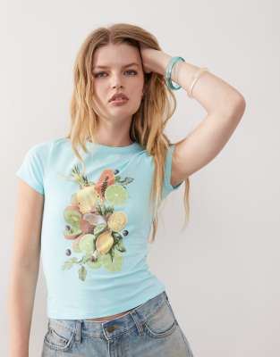 COLLUSION - Enges T-Shirt in Blau mit Obstprint