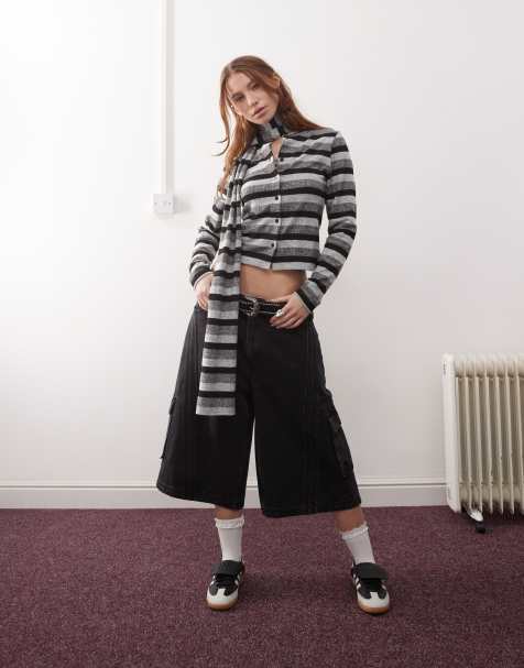COLLUSION – Figurbetonte Strickjacke mit flauschigem Streifenmuster in Schwarz-Weiß und Schal - view 1