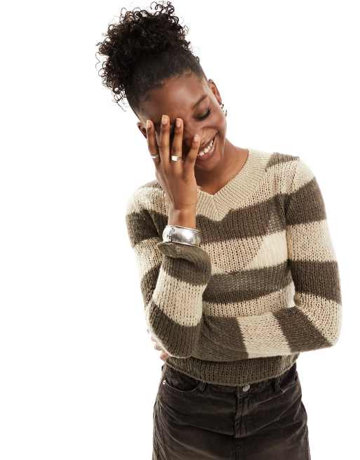 COLLUSION – Figurbetonter Strickpullover in gestreiftem Steinbeige mit V-Ausschnitt