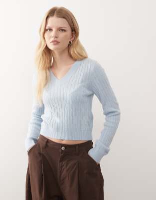 COLLUSION - Figurbetonter Strickpullover mit V-Ausschnitt und Zopfmuster-Blau