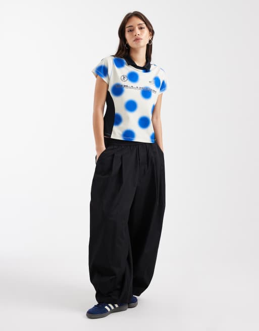 COLLUSION – Figurbetontes Fußball-T-Shirt mit verschwommenen Polka-Dots, 3 von 4