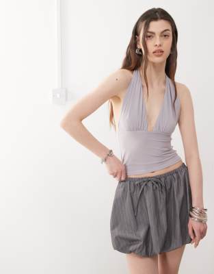 COLLUSION - Figurbetontes Longline-Oberteil aus grauem Cupro mit Neckholder